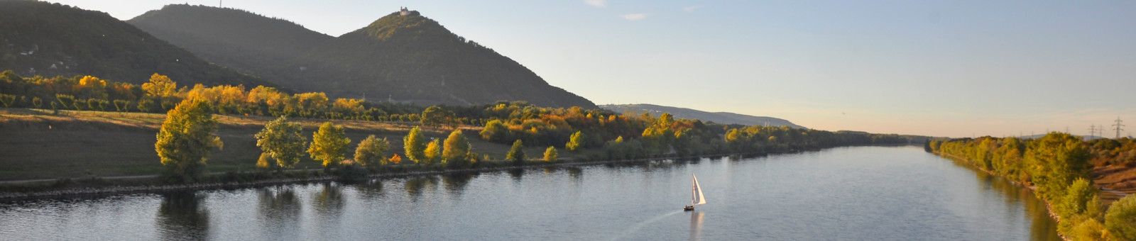     Nova Donava s hriboma Kahlenberg in Leopoldsberg 